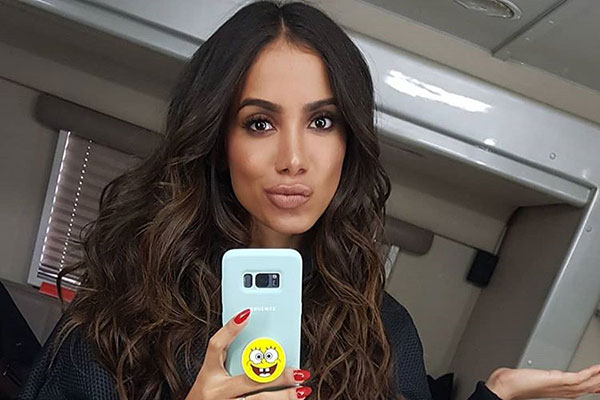 Anitta aparece bem diferente em vídeo da época da escola