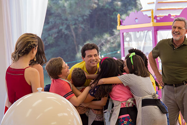 Celso Portiolli se emociona ao relembrar sua participação no Júnior Bake Off