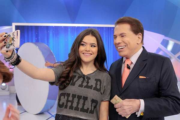 Maisa posta foto com Silvio Santos e a internet pira nos detalhes - SBT