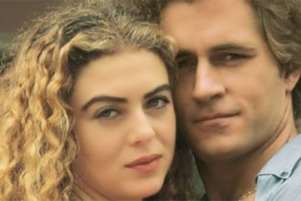 Atriz Margarita, que deu vida à Gaivota, olha para frente em imagem ao lado do ator Guy  Ecker