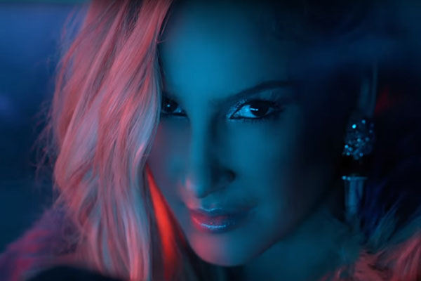 Imagem de Claudia Leitte durante o clipe da música Carnval