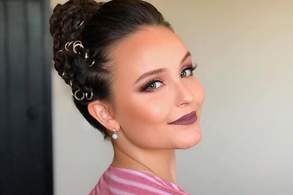 Larissa Manoela aparece maquiada e com penteado em foto