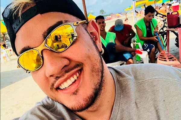 MC Bin Laden aparece sorrindo e usando óculos espelhado em foto
