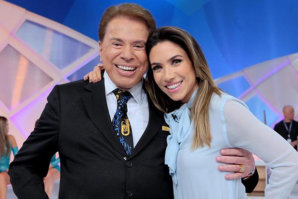 Silvio aparece ao lado de Patricia durante gravação de programa