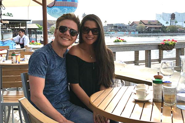 Michel Teló e Thais Fersoza posam para foto romântica em Orlando