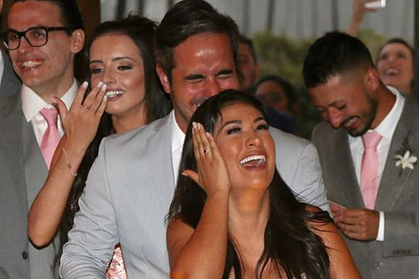 simone ao lado do marido durante cerimônia de whindersson e luísa