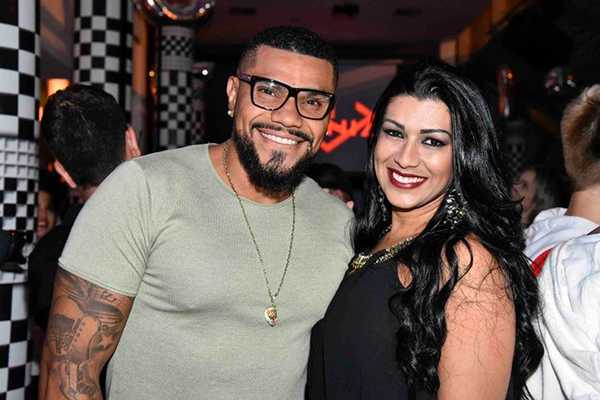 Naldo e Moranguinho posam juntos e sorridentes em foto