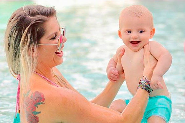 Karina Bachi posa na piscina com o filho, Enrico