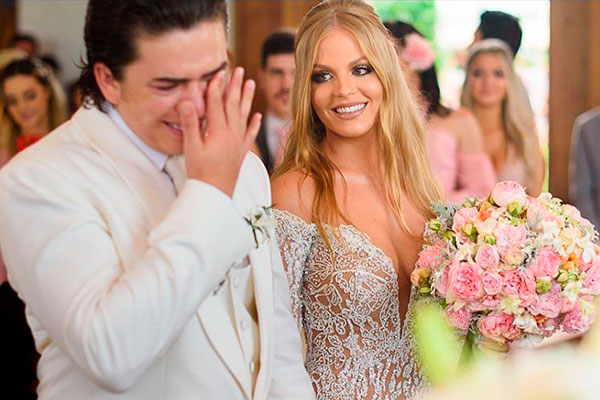 Whindersson chora no altar ao lado de Luisa Sonza