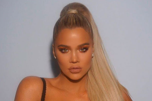 Khloe posa maquiada para foto