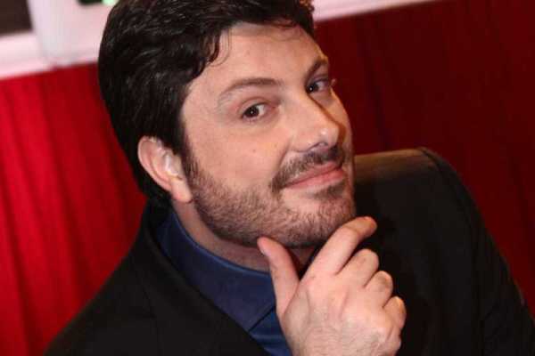 Danilo Gentili realiza seu sonho nos corredores do SBT