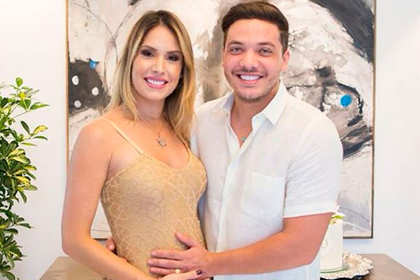 Safadão posa a lado do da mulher grávida