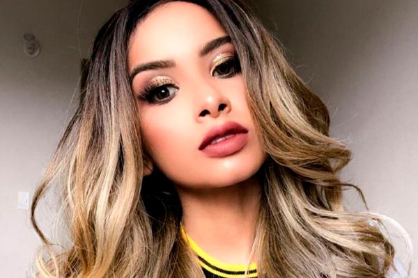 Nara Almeida posa maquiada para foto