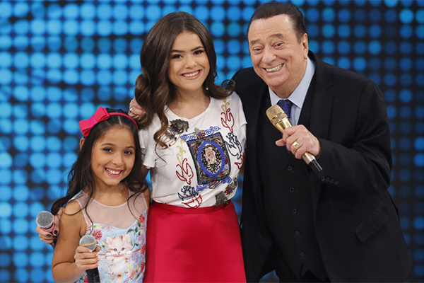 Maisa aparece de surpresa no palco do Raul Gil
