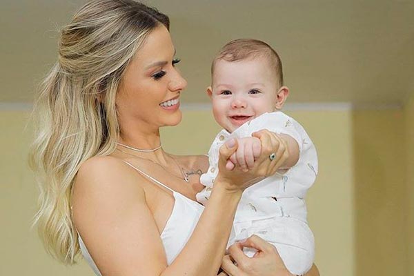 Andressa Suita posa com o pequeno Gabriel no colo