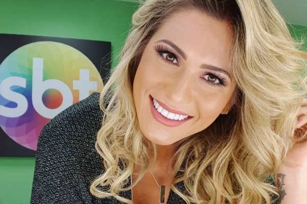 SBT TV | Lívia Andrade aposta em look coladinho, midi, alaranjado e arrasa