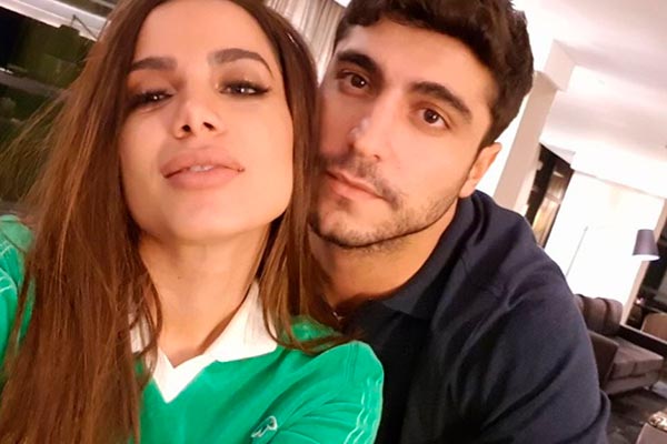 Anitta e o marido posam juntos