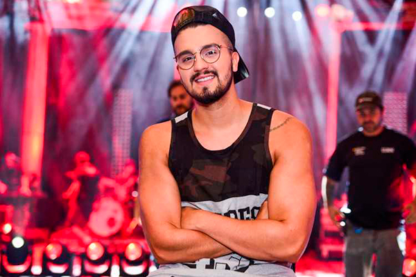 Luan Santana posa em novo cenário 