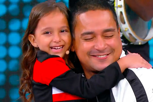 Menininha vai às lagrimas ao conhecer o cantor Xanddy