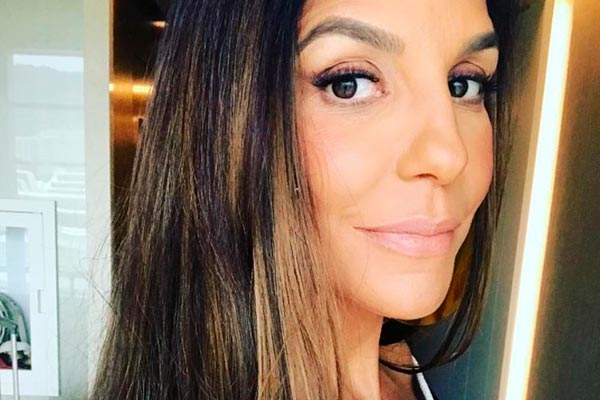 Ivete Sangalo posa maquiada em foto
