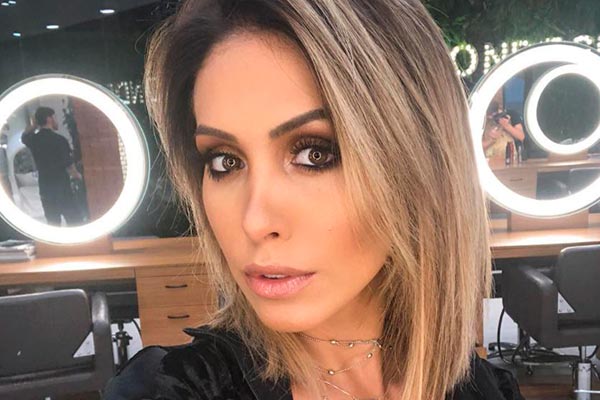 Bella Falconi posa maquiada para campanha