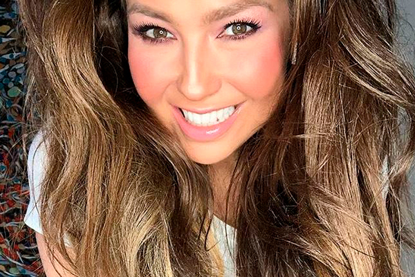 Thalia aparece maquiada em foto