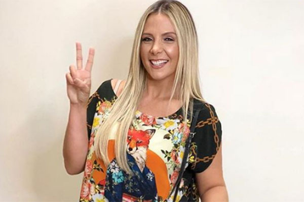 Carla Perez posta foto rara ao lado de sua boneca do É o Tchan SBT