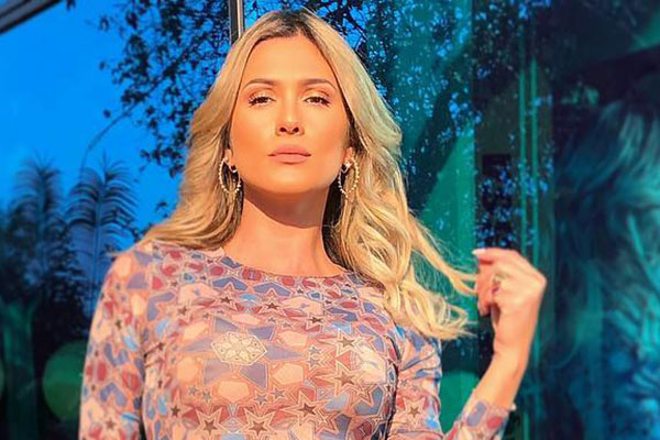 Barriga de fora e calça de oncinha. Veja o look de Lívia Andrade