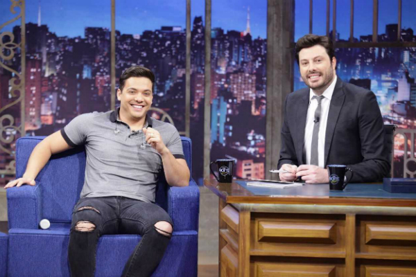 Wesley Safadão troca pneu no palco do programa e revela curiosidades