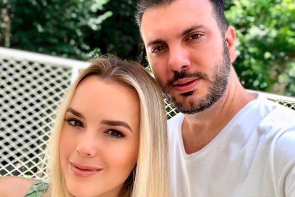Thaeme aparece sorrindo ao lado do marido
