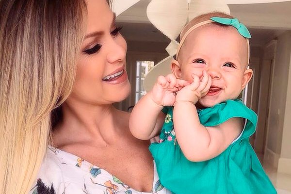 Eliana leva filha para o trabalho e faz vídeo fofo: ´Pacotinho´