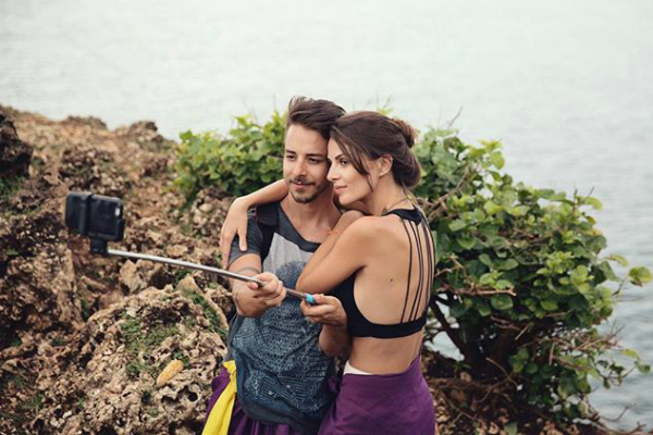 Junior Lima tira foto ao lado de Monica Benini com pau de selfie