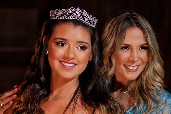 Carla Perez posa ao lado da filha