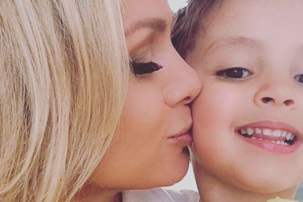 Eliana mostra filho com brinquedo inusitado na piscina de sua casa