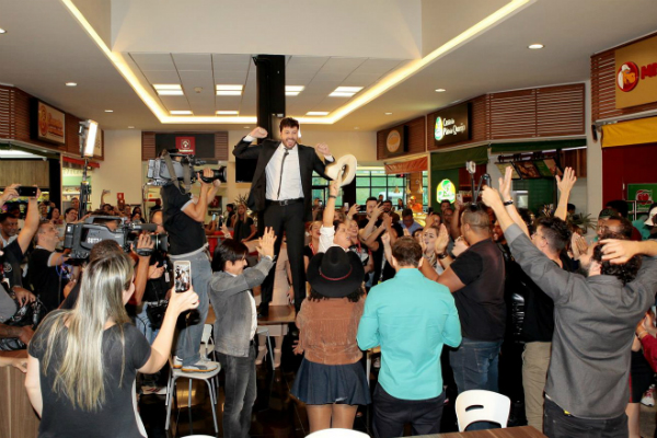 Chitãozinho e Xororó fazem flash mob de ´Evidências´ no The Noite