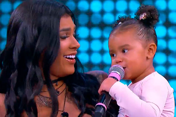 Filha de MC Pocahontas pega microfone da mãe e rouba a cena