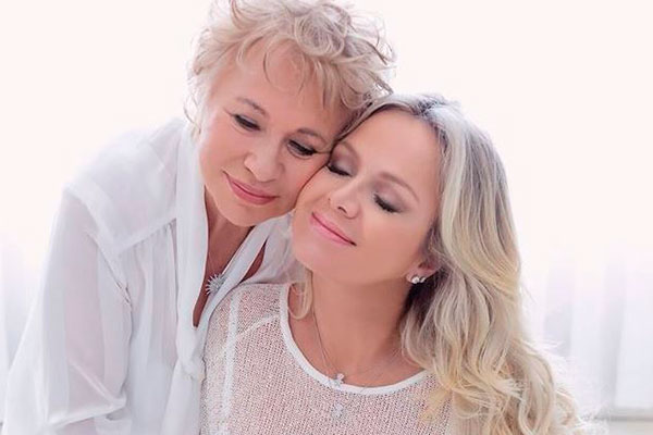 Eliana vai às lágrimas durante homenagem de Dia das Mães