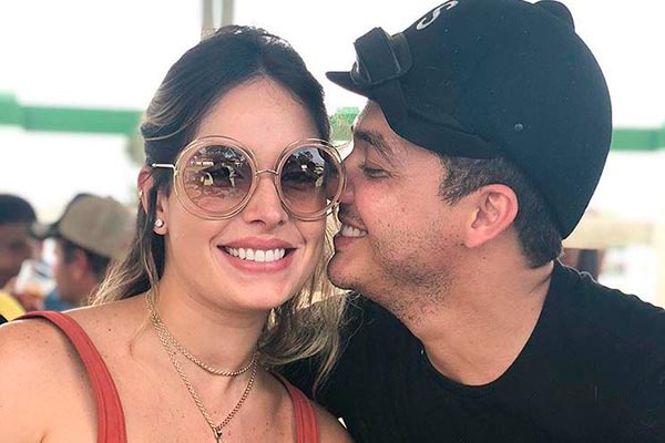 Safadão posa beijando a mulher