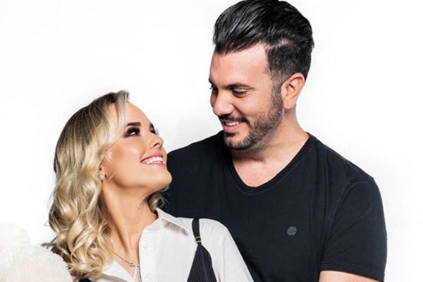 Thaeme posa ao lado do marido