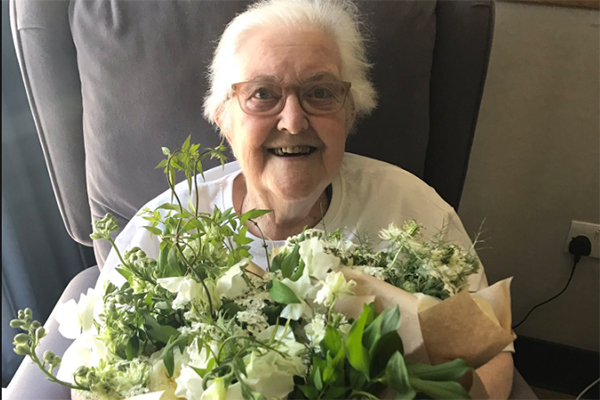 Senhora com flores