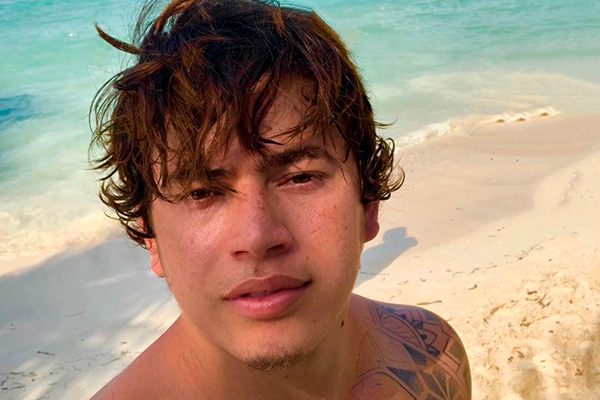 Whindersson Nunes posa durante viagem à praia