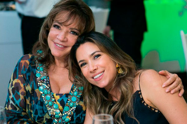Patricia posa ao lado da mãe, Iris Abravanel