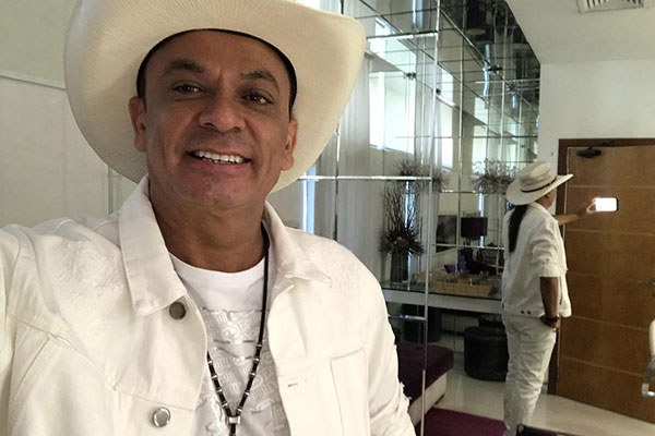 Frank Aguiar vai se casar com mulher 21 anos mais nova
