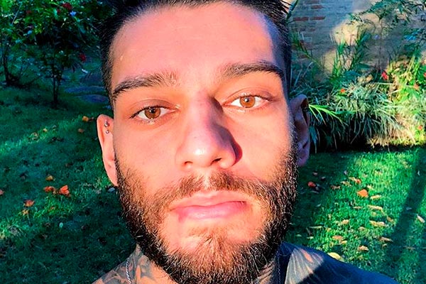 Lucas Lucco posa durante dia de sol