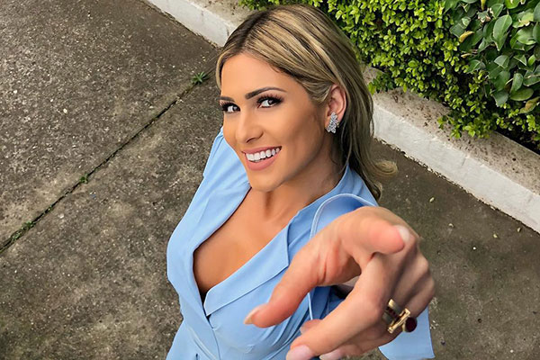 Lívia Andrade entra na moda e aparece usando sock boot