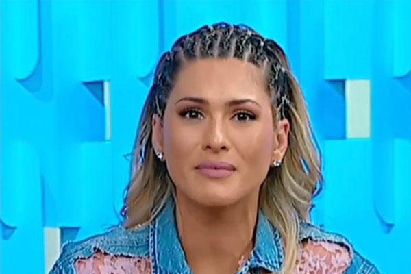 Emocionada, Lívia Andrade chora, ao vivo, ao falar de sua família