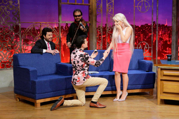 Dudu Camargo pede ´Barbie Humana´ em namoro no The Noite