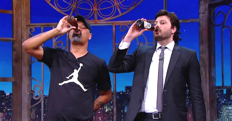 Dinei bebe além da conta e rouba a cena no The Noite