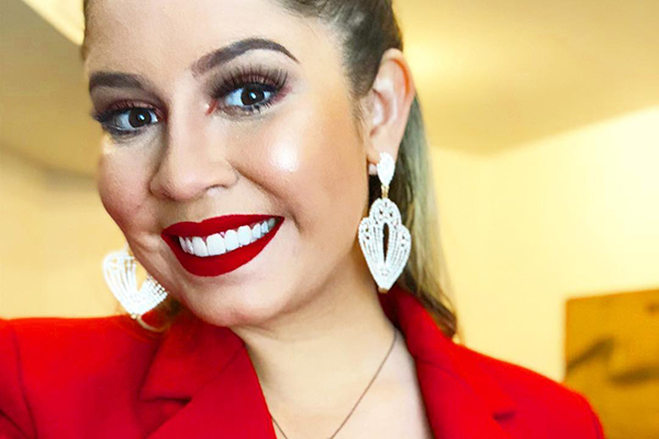 Marília Mendonça com roupa vermelha