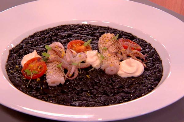 Arroz de lula em sua tinta e aioli
